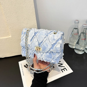 Sac bandoulière en denim bleu clair matelassé avec détails de franges vintage