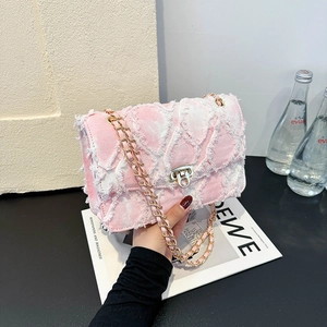 Sac à bandoulière en denim rose effiloché avec chaîne dorée et fermoir pivotant