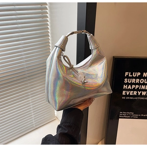 Détail du sac croissant en cuir laser argenté avec poignée en métal et nœud