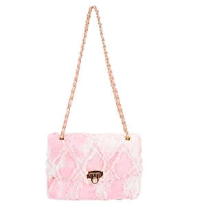 Sac bandoulière en denim rose avec bords effilochés matelassés et chaîne dorée sur blanc