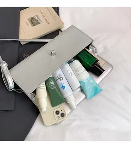 Borsa a tracolla intrecciata argento con spazio interno per cellulare e trucchi