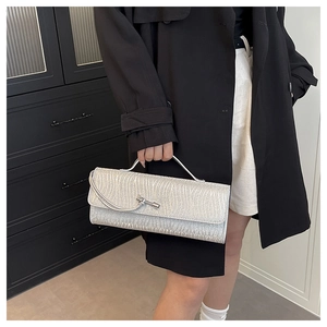 Clutch da sera argento con texture metallica ondulata e chiusura in metallo