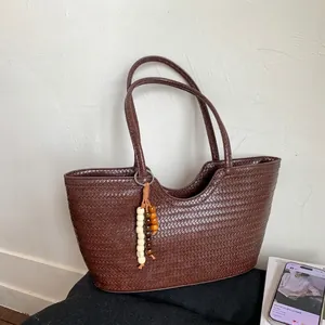 Sac cabas tissé marron foncé avec pendentif en perles de bois et grande capacité