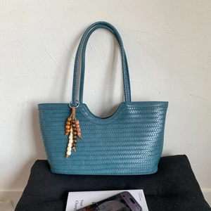 Sac fourre-tout tissé bleu sarcelle avec breloque vintage en bois au design minimaliste