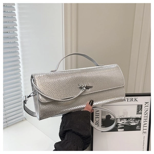 Dettaglio della borsa argento effetto serpente con chiusura in metallo a forma di nodo