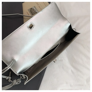 Dettaglio della borsa in pelle argento che mostra la fodera nera e la tasca interna