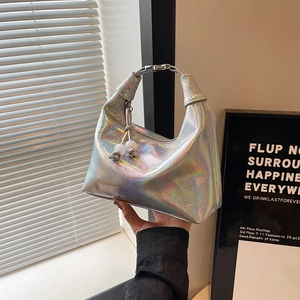 Sac à main argenté holographique avec boucle en métal et décor pendentif perle blanche