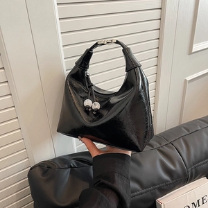 Sac hobo noir brillant en forme de croissant avec fermeture éclair à perles et texture