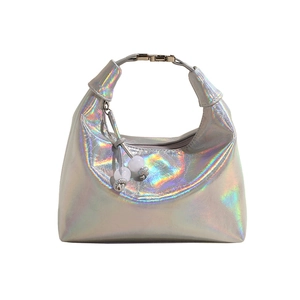 Sac à main demi-lune argenté irisé avec finition métallique et gland à perles