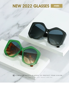 Détail de lunettes de soleil géométriques avec filtre anti-lumière bleue et branches écaillées