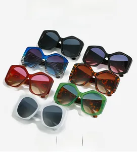 Présentation à plat de lunettes de soleil géométriques en plusieurs coloris mode