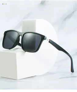 Detailansicht schwarzer mattierter Sonnenbrille mit silbernen Metallscharnieren