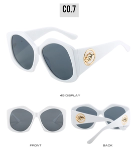 Vues détaillées de lunettes de soleil blanches en losange avec détails dorés en feuille