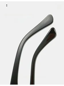 Makroansicht der geschwungenen glänzenden schwarzen Bügel für ergonomischen Brillensitz