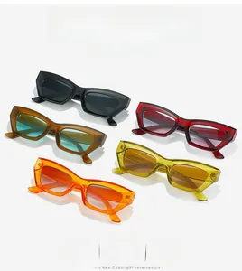 Détail des lunettes de soleil yeux de chat vintage en plusieurs couleurs néon