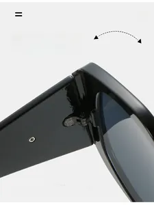 Détail de la charnière en métal robuste sur des lunettes de soleil noires géométriques