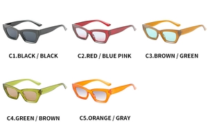 Variété de lunettes de soleil œil de chat colorées avec verres teintés sur fond blanc