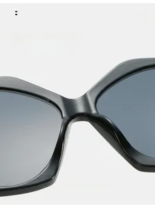 Détail des plaquettes de nez intégrées confortables sur lunettes de soleil noires