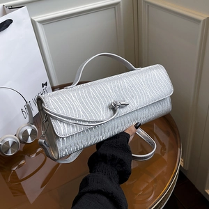 Borsa a tracolla argento a quadri con trama glitterata e fibbia in metallo chic