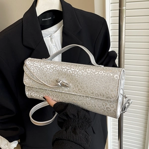 Borsa baguette argento con motivo leopardato, chiusura in metallo e tracolla sottile