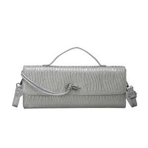 Elegante borsa a mano in paillettes argento con trama ondulata e chiusura a nodo
