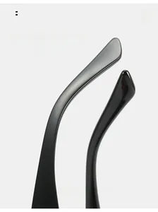 Vue détaillée des branches courbées de lunettes noires pour un confort de port optimal