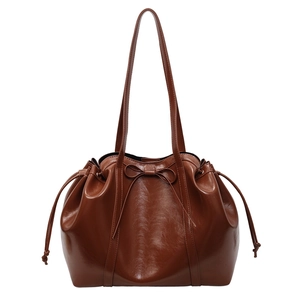 Sac fourre-tout marron brillant avec fermeture à cordon et petit nœud délicat