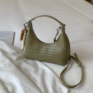 Grand sac hobo tissé vert herbe avec perles en bois et bandoulière réglable