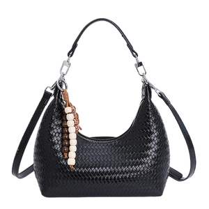 Grand sac hobo tressé noir au style vintage avec charm en perles de bois chic