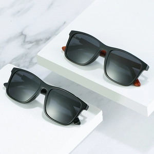 Polarisierte Herren-Sonnenbrille mit Holzmaserung-Bügeln und dunklen Verlaufsgläsern