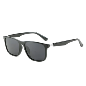 Polarisierte Herren-Sonnenbrille mit klassischem schwarzem Rahmen und Holzmaserung