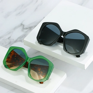 Lunettes de soleil géométriques modernes en noir et vert avec des branches élégantes