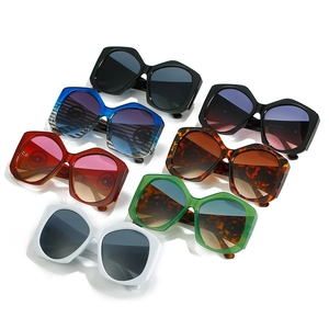 Collection de sept lunettes de soleil hexagonales surdimensionnées en couleurs variées