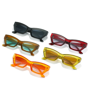 Lot de lunettes de soleil œil de chat tendance en cinq coloris avec montures rectangulaires