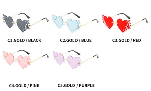 Détail de lunettes de soleil sans monture en forme de cœur avec perles en cinq couleurs