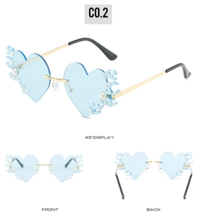 Vue triple d'une lunette de soleil sans monture en cœur avec perles et motifs de flamme