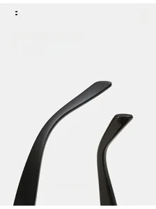 Detail der glänzend schwarzen Sonnenbrillenbügel mit ergonomisch geschwungenem Design