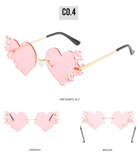 Détail de lunettes de soleil sans monture en cœur rose avec flammes et perles