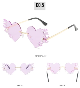 Vues détaillées des lunettes de soleil cœur sans monture avec perles et bord flamme