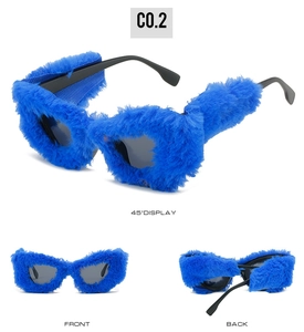Plüsch-Sonnenbrille in Blau in der Front-, Rück- und 45-Grad-Ansicht gezeigt