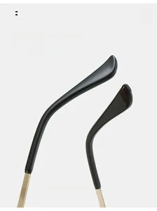Détail des branches de lunettes noires courbées avec charnières dorées pour plus de confort