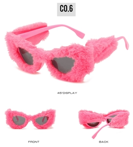 Detaillierte Mehrwinkelansicht der rosa flauschigen Herz-Sonnenbrille für Damen