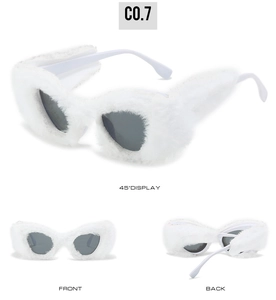 Detailansicht der weißen Plüsch-Sonnenbrille im Cat-Eye-Stil mit grauen Gläsern
