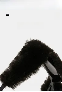 Makro-Detailansicht der Cat-Eye-Sonnenbrille mit schwarzem Kunstfellbesatz und leichtem Rahmen