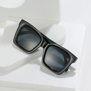 Klassische schwarze quadratische Oversized-Sonnenbrille mit dunklen Gläsern auf Stein