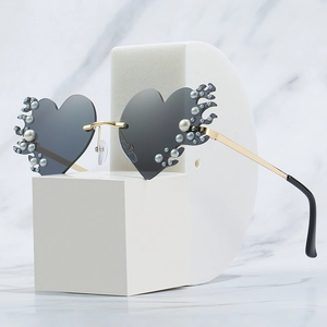 Lunettes de soleil cœur à bords coupés flamme avec perles sur socle en pierre