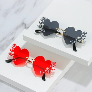 Lunettes de soleil cœur tendance avec perles flammes et pont en métal doré