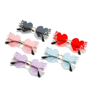 Lot de cinq lunettes de soleil coeur sans monture avec bords flamme et perles