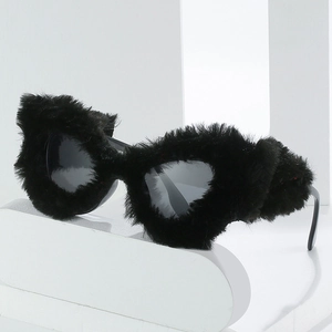Modische schwarze Kunstpelz-Katzenaugen-Sonnenbrille mit dunkelgrauen Gläsern
