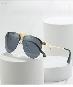 Details einer Pilotenbrille mit goldenem Metallrahmen und V-Logo Verzierung am Bügel